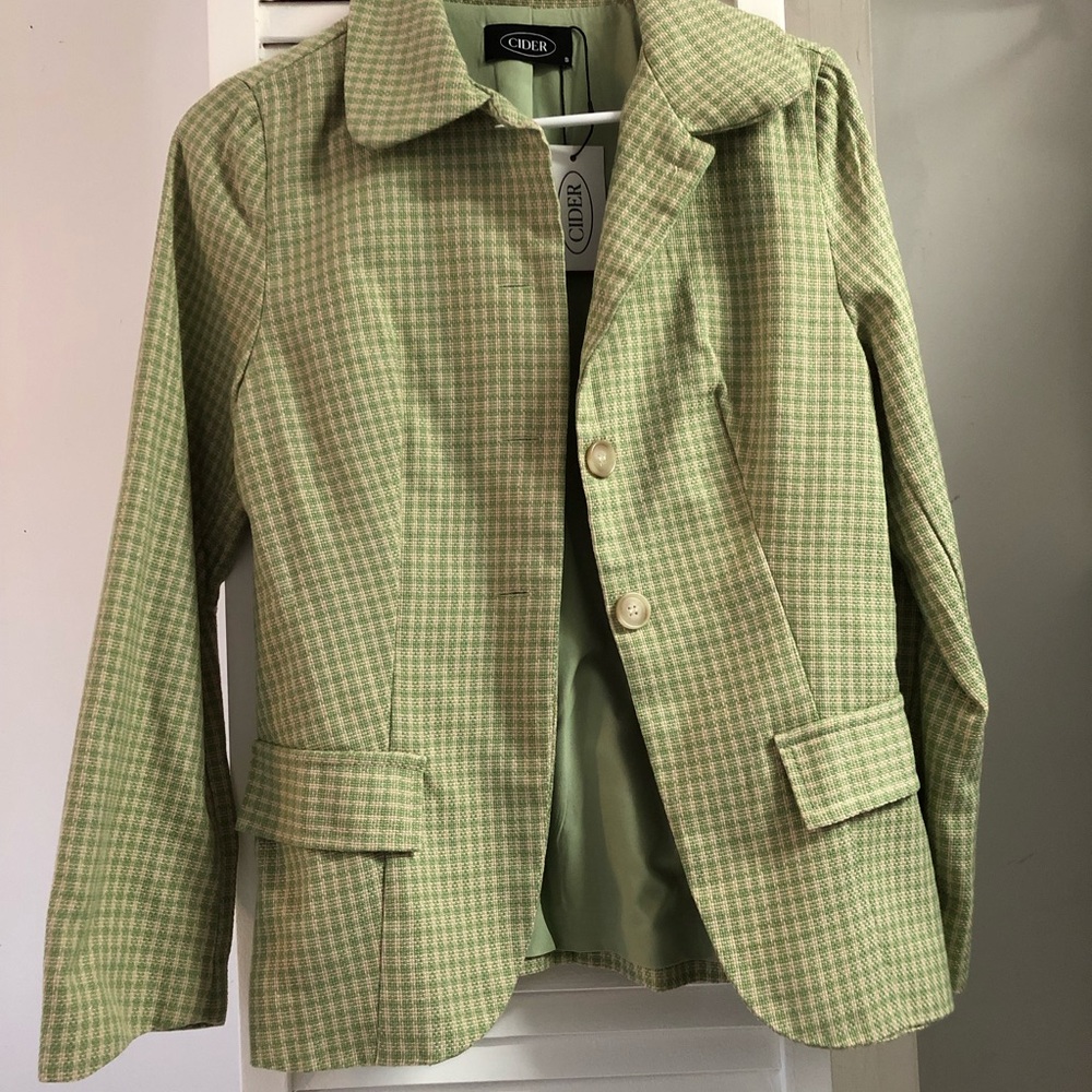 Selling this green 80’s vibes suit